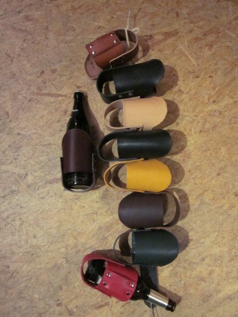 Flaschenhalter aus Rindleder für Gürtel bis 6 cm Breite. Farbe: natur oder schwarz