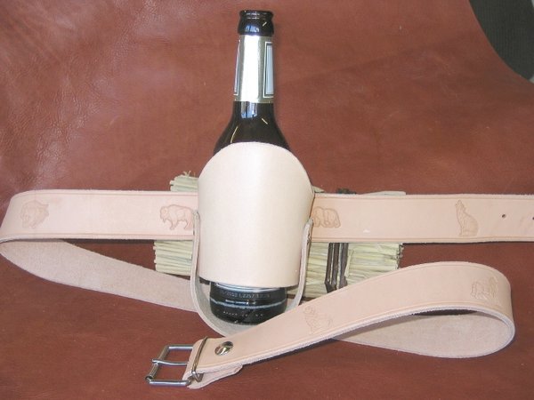 Flaschenhalter aus Rindleder für Gürtel bis 6 cm Breite. Farbe: natur oder schwarz