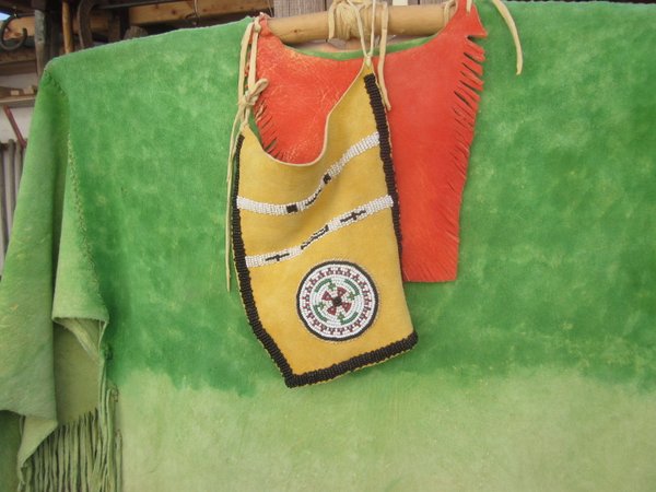 Indianerhemd Hirschleder sämisch gegerbt handgefertigt Perlenrosette bestickt