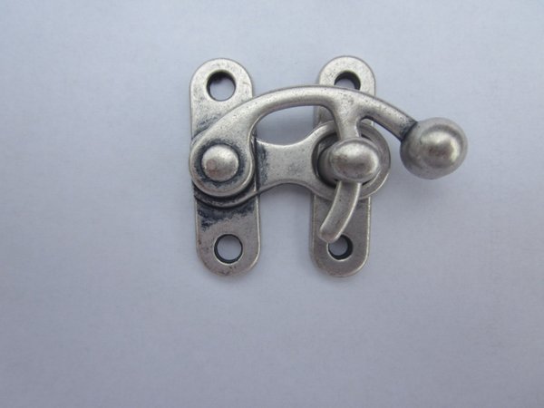 Hakenverschluss Altsilber einsetzbar als Taschenverschluss Maße: ca. 3,5 x 3,5 cm.